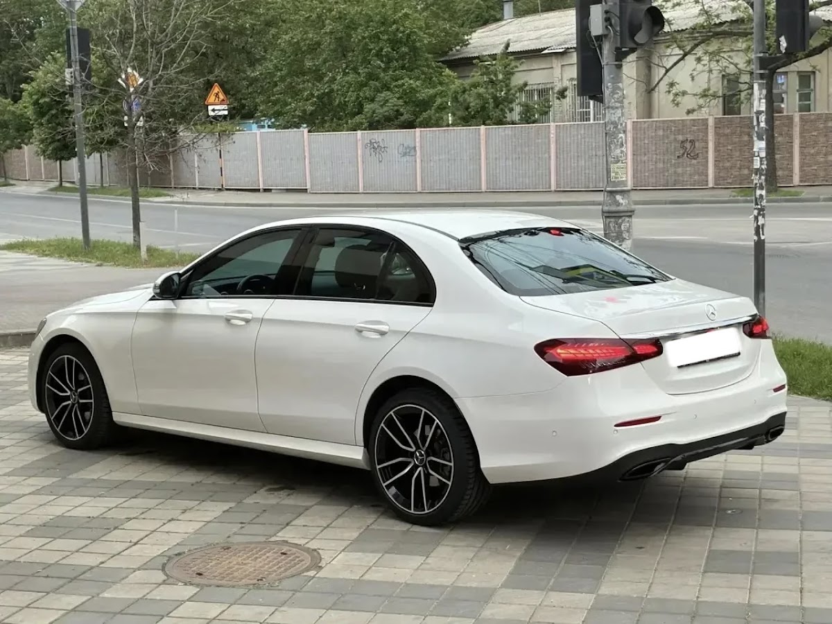 Mercedes Е-класс 213 AMG рестайлинг — кадр 2 из 4