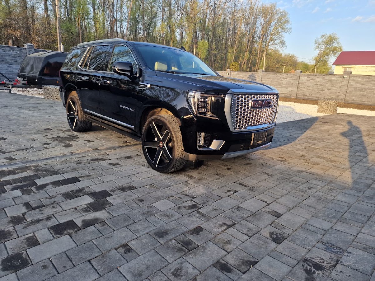 Красивый большой Джип GMC
