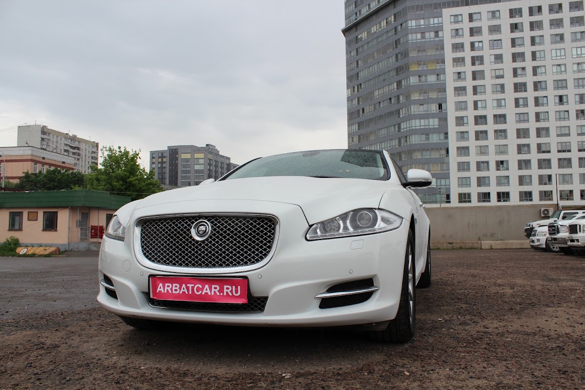 Ягуар XJ,  белый с черным салоном — кадр 4 из 9