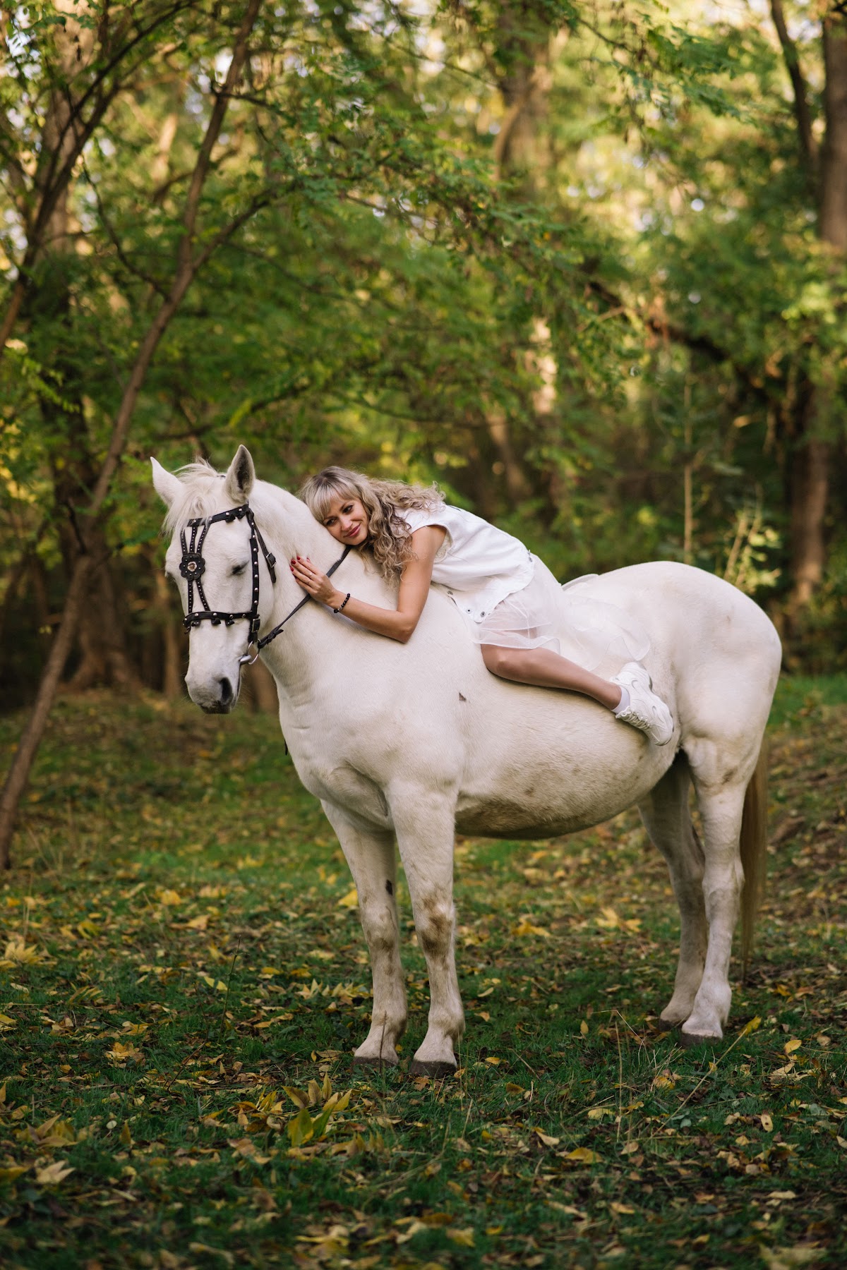 Love story с лошадью в лесу