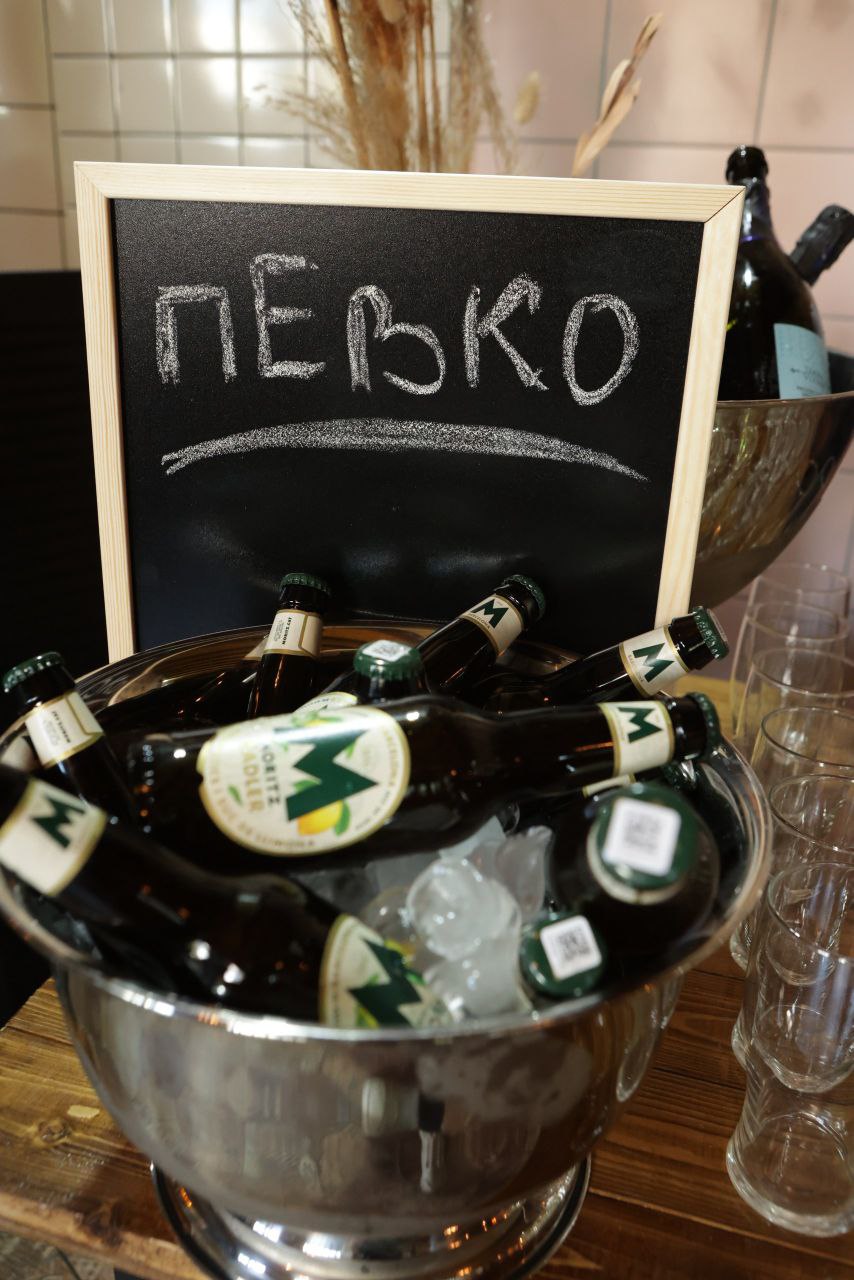 Марат и Ира. Рок вечеринка с друзьями, запрос пары : вечеринка с квизом, только девушка  ведущая (не парень), кавер бенд, аэро тату, координация , бармен шоу.