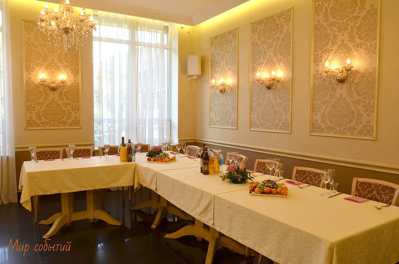 Скромное оформление в розовом цвете в банкетном зале LA CREME