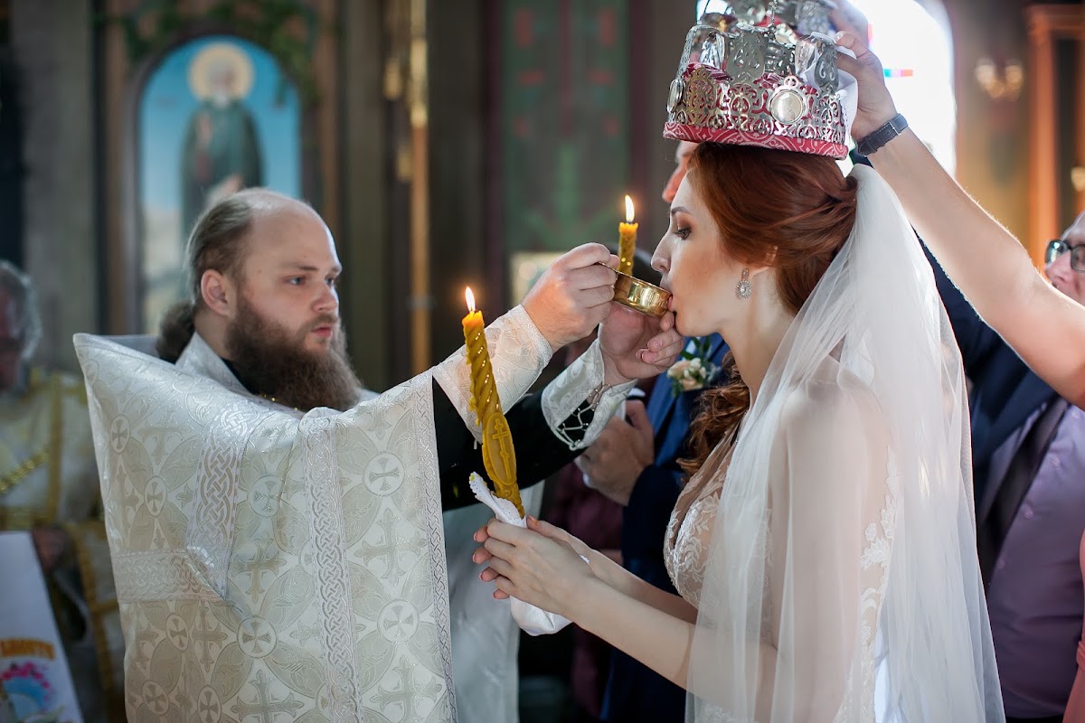 Венчание и небольшая прогулка возле церкви для Анны и Сергея
