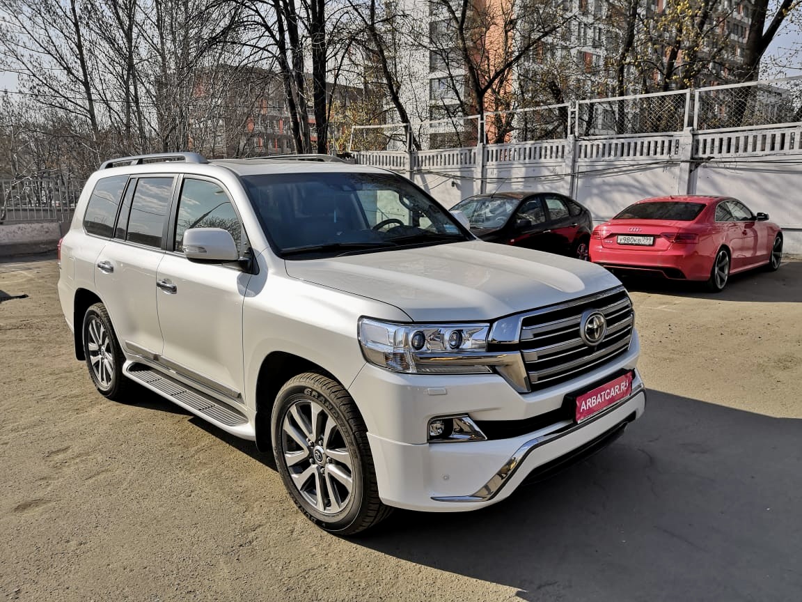 Toyota Land Cruiser 200 белый — кадр 2 из 4