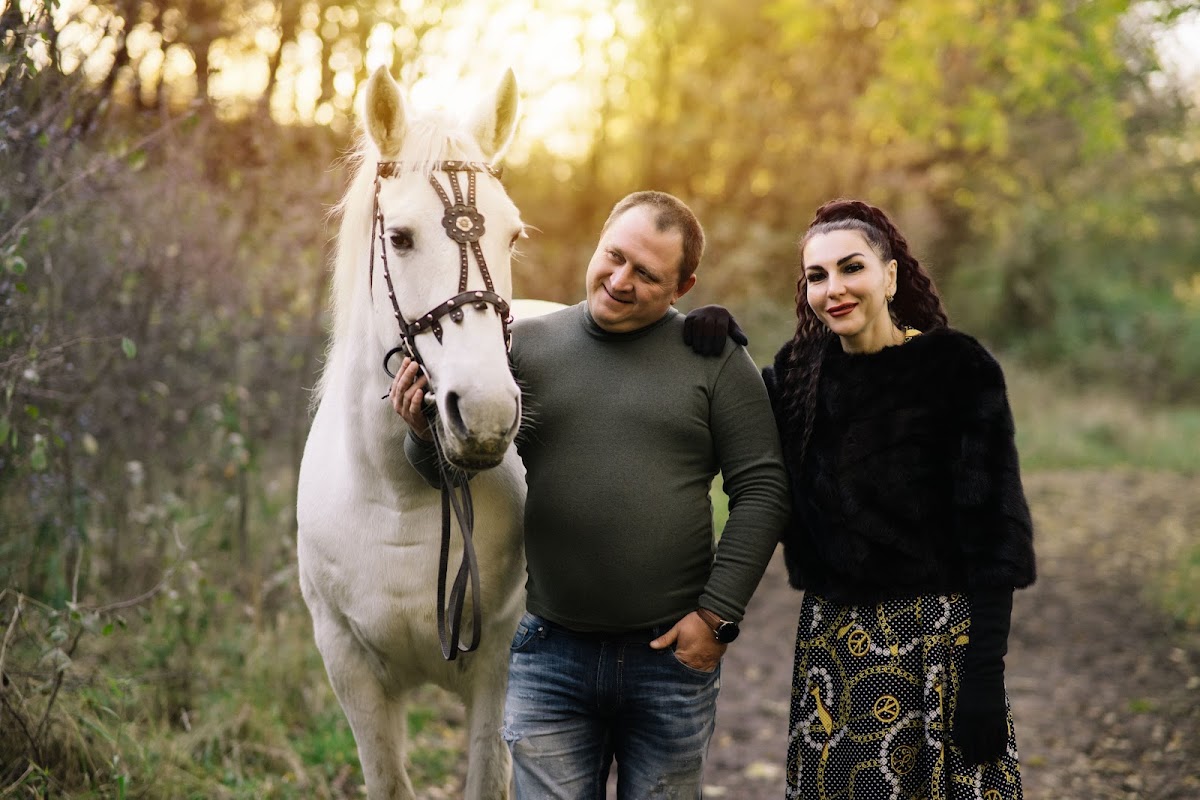где то в деревне фотосессия с лошадью и парой