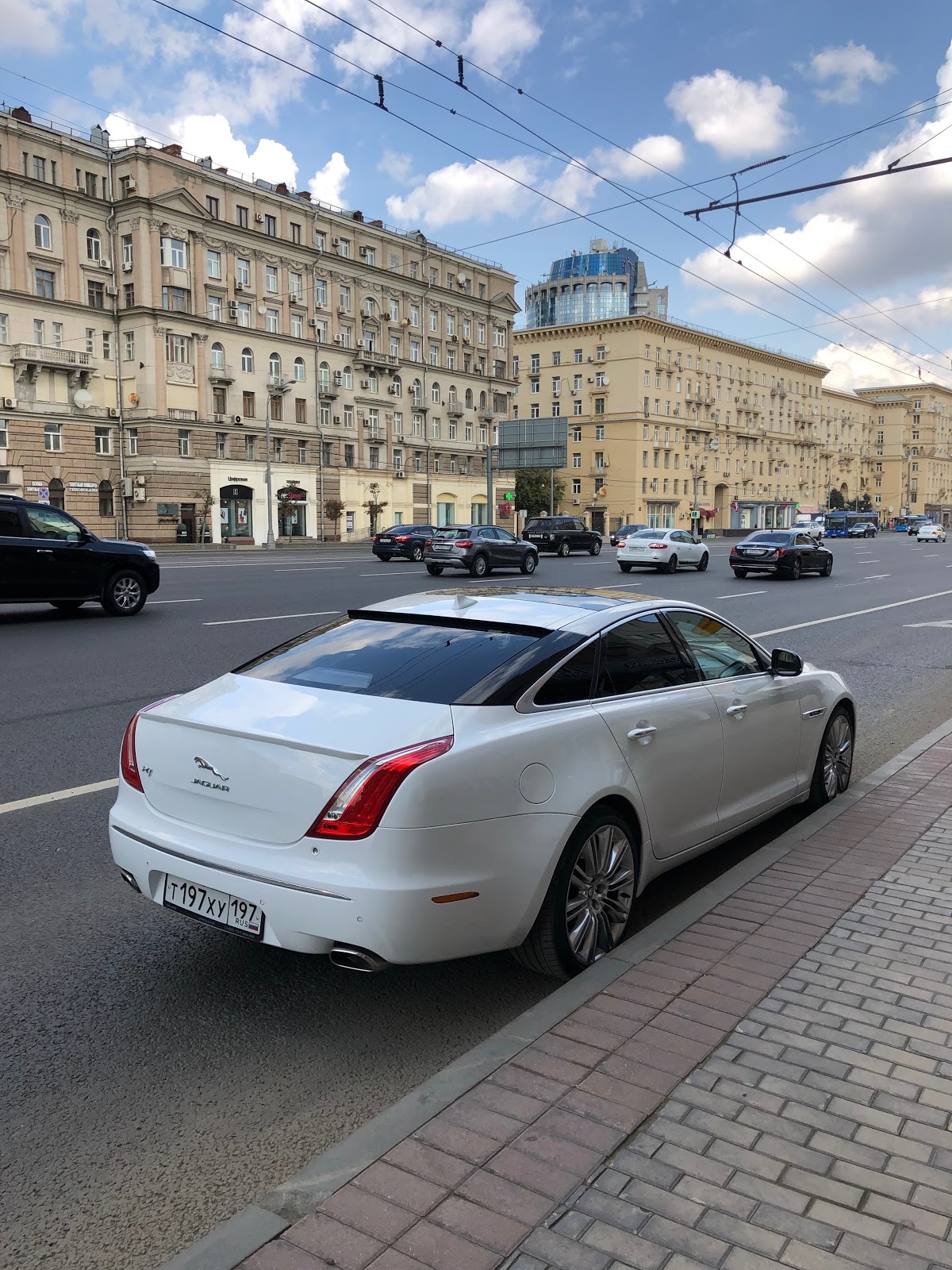 Белый JAGUAR XJ
