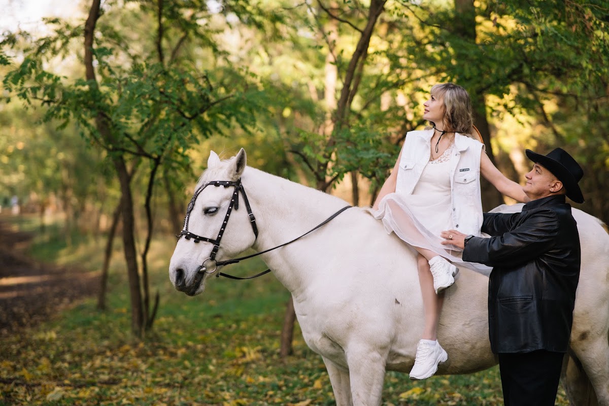 Love story с лошадью в лесу