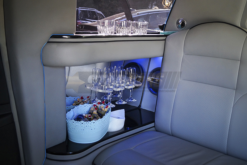 Минилим Chrysler 300C Rolls Royce Style (7 мест) — кадр 4 из 4