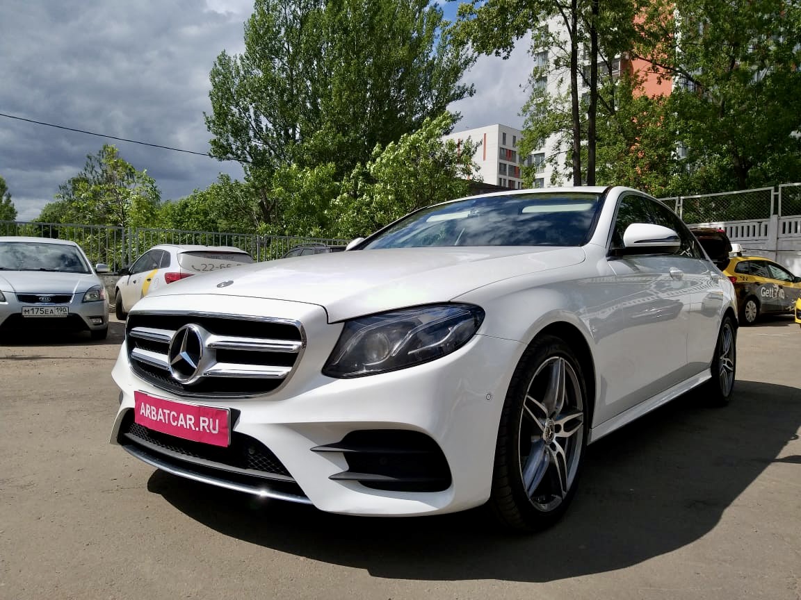 Merсedes E-class (w213) белый на темном салоне — кадр 2 из 4