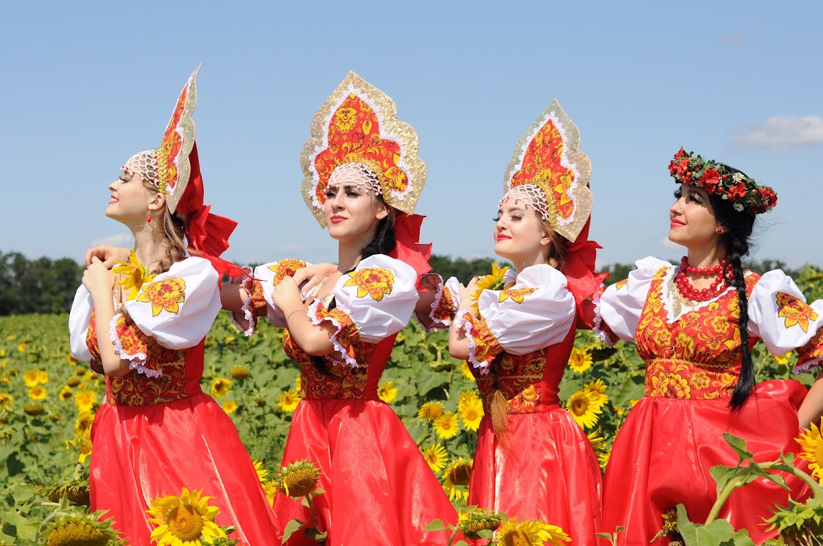 Русский танец "Калинка" (может быть исполнен, как в стандартной, так в шуточной манере с ростовой куклой)