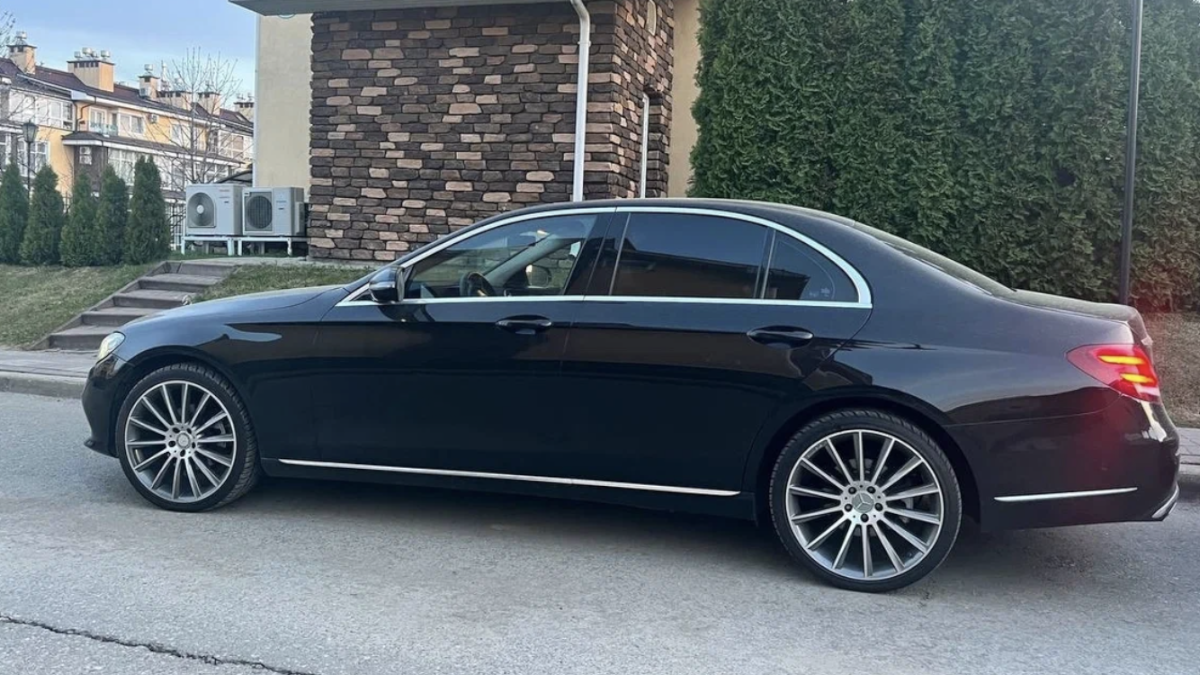 Mercedes-Benz E 213 черный