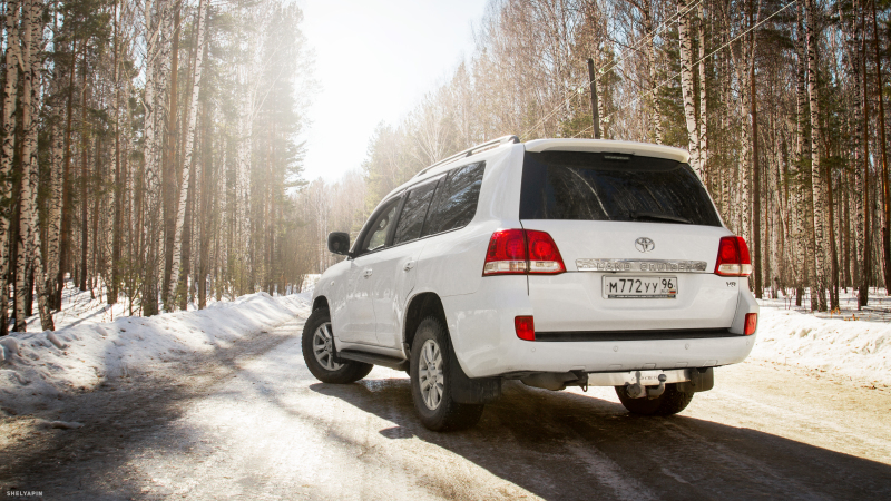 Toyota Land Cruiser 200 — кадр 2 из 3