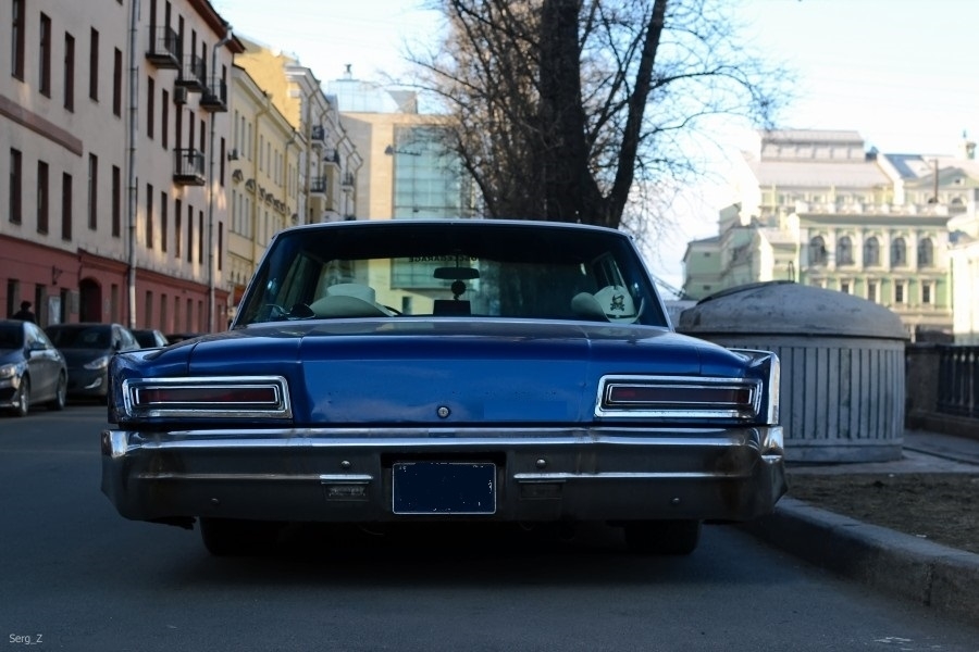 Chrysler Newport (dark blue)