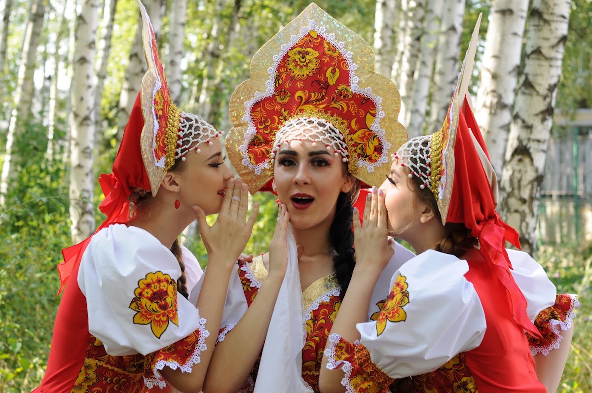 Русский танец "Калинка" (может быть исполнен, как в стандартной, так в шуточной манере с ростовой куклой)