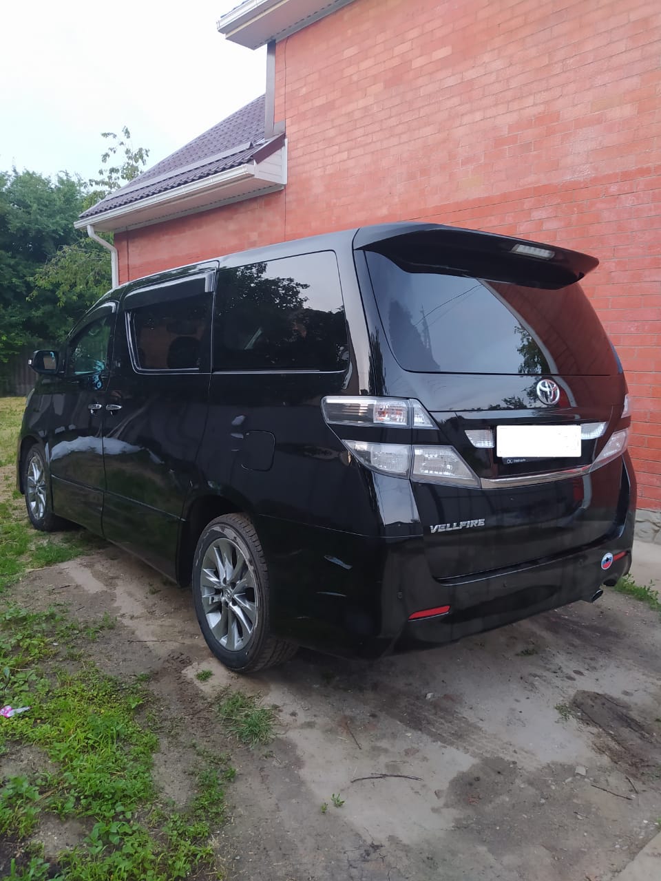 Toyota Vellfire — кадр 2 из 3