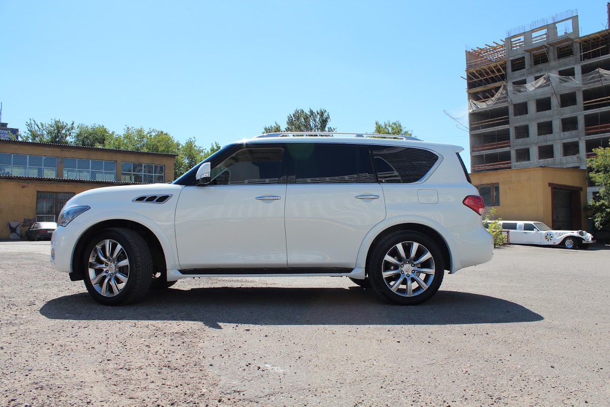 Infiniti QX56 белый с бежевым салоном