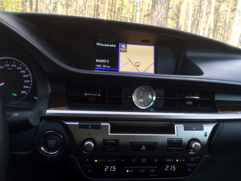 Lexus ES250 — кадр 4 из 5