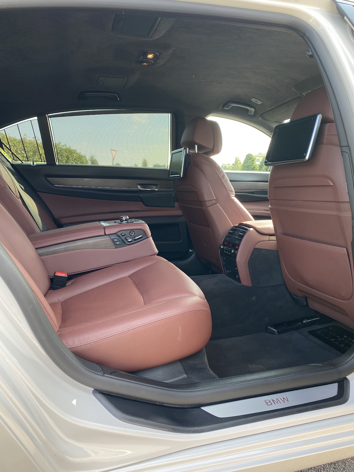 BMW 750LI — кадр 4 из 5
