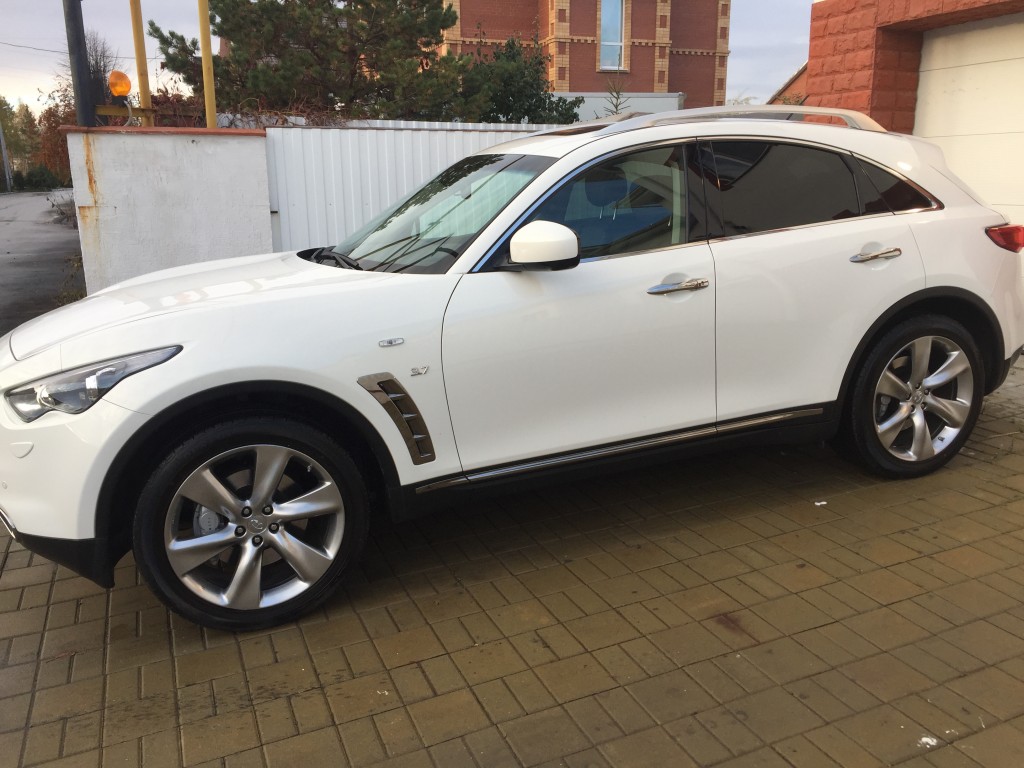 Infiniti QX70 — кадр 2 из 3