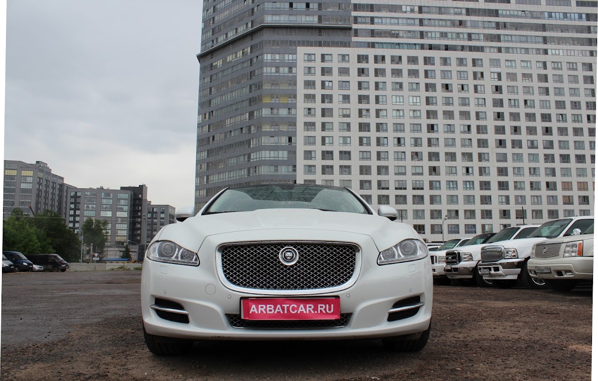 Ягуар XJ,  белый с черным салоном — кадр 3 из 9