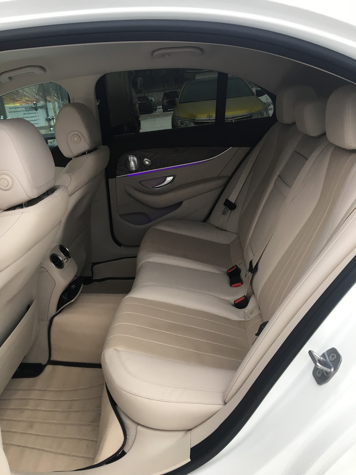 Merсedes E-class (w213) белый на светлом салоне — кадр 4 из 5