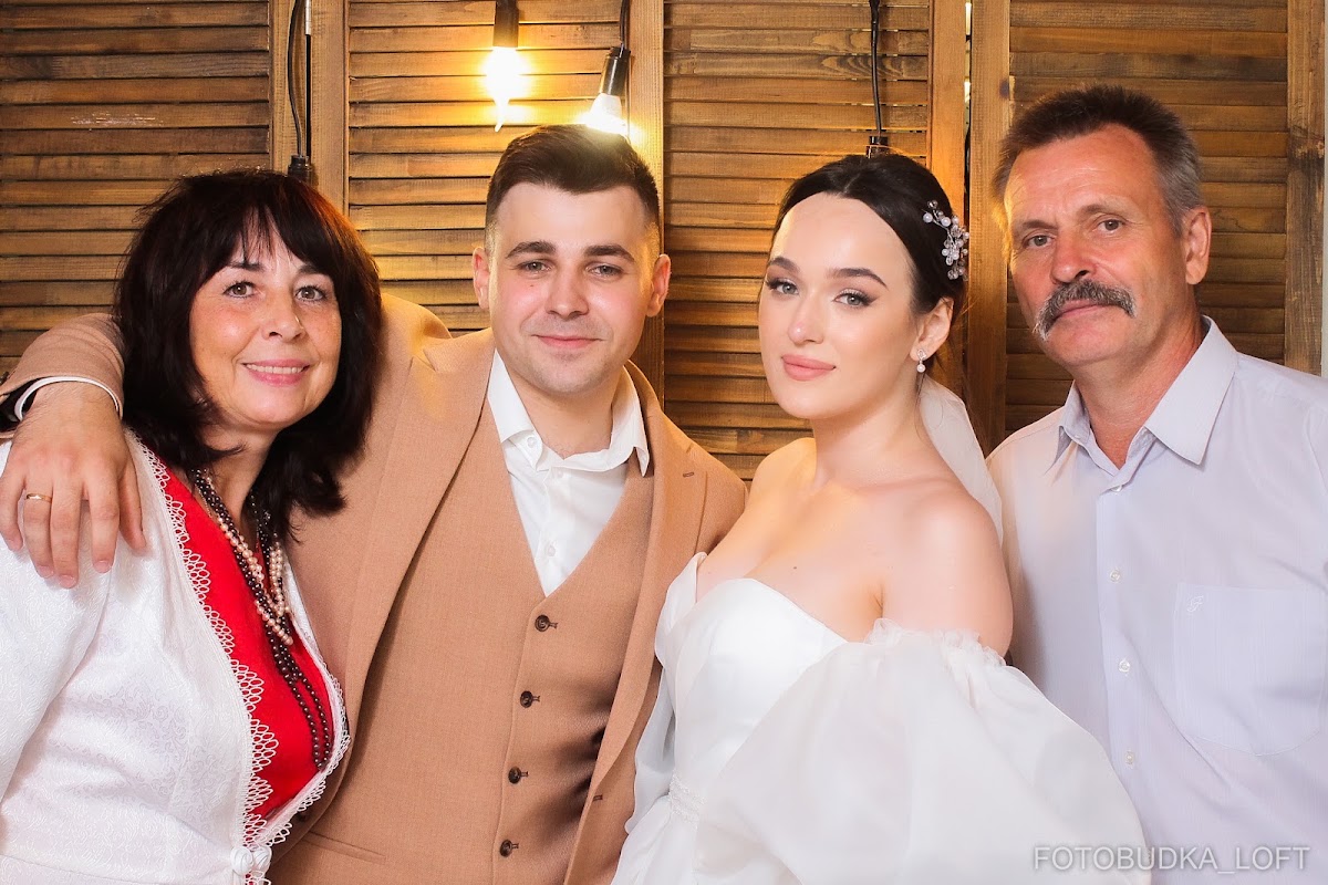 Фотобудка ЛОФТ в ресторане - Эмиральд