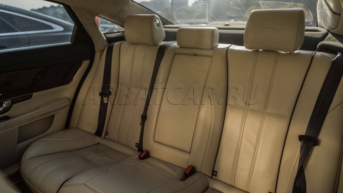 Jaguar XJ белый на светлом салоне — кадр 5 из 12