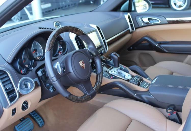 Porsche Cayenne белый с бежевым салоном — кадр 3 из 3