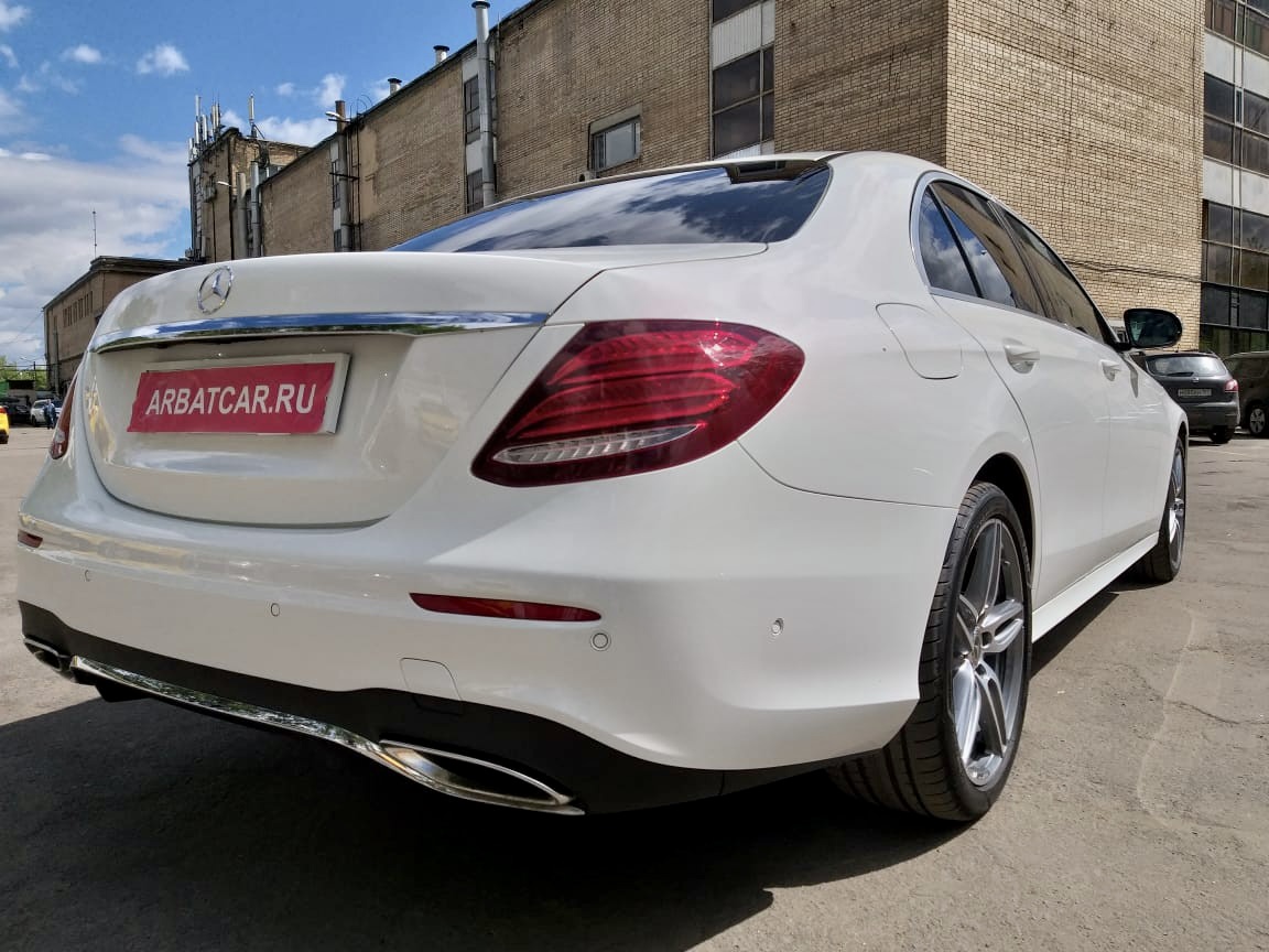 Merсedes E-class (w213) белый на темном салоне — кадр 3 из 4