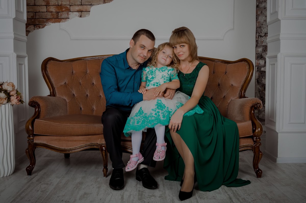 Семейная фото сессия в студии Vintage для Владимира, Анны и их очаровательной дочки Лизы