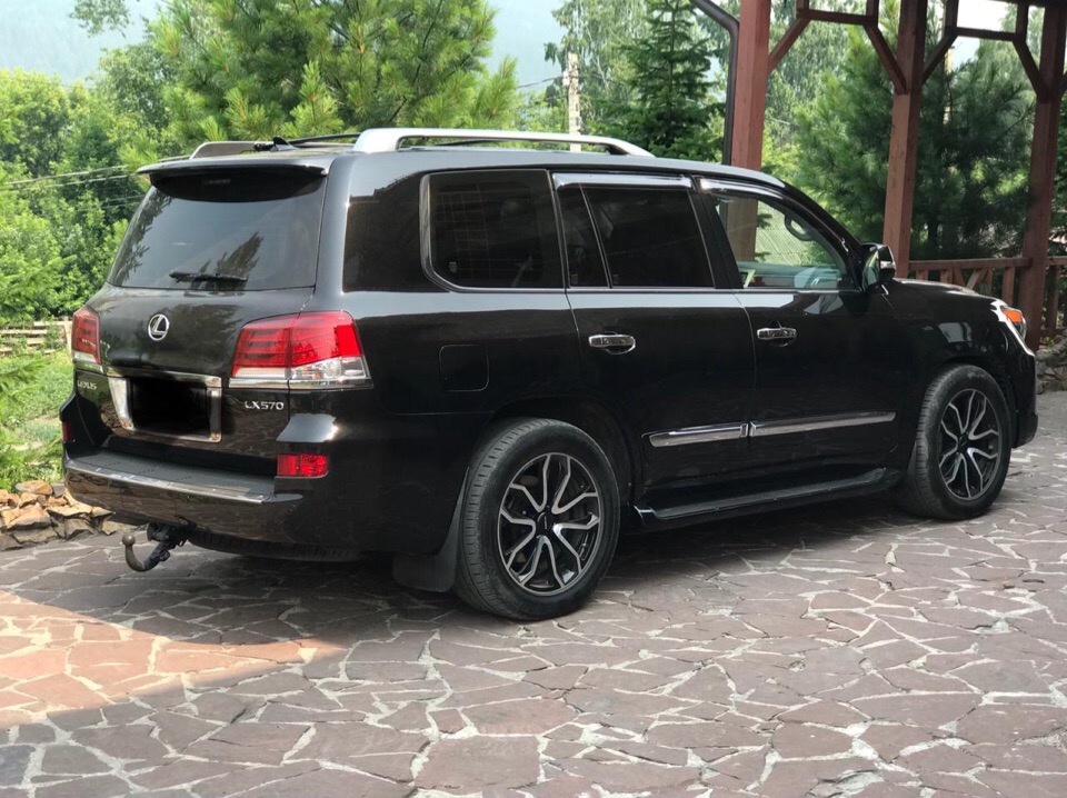 Lexus LX 570 — кадр 2 из 2