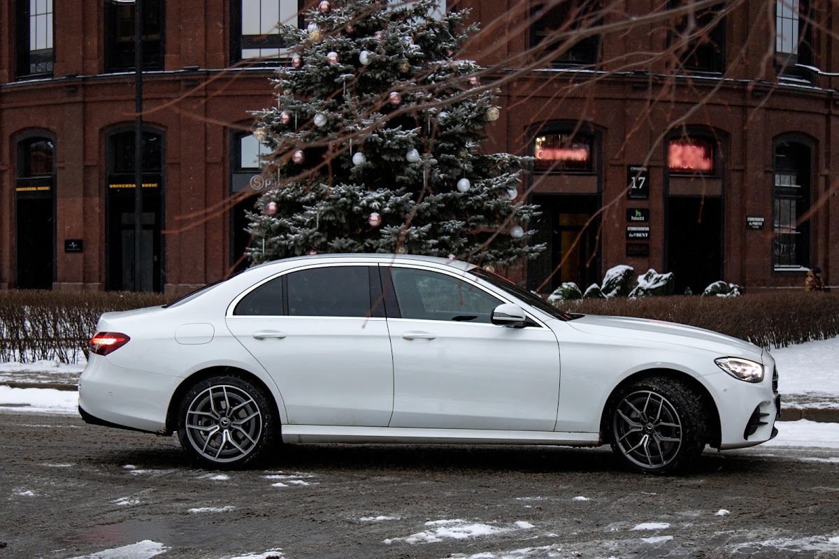 Merсedes E-class (w213) РЕСТ белый на темном салоне — кадр 3 из 6
