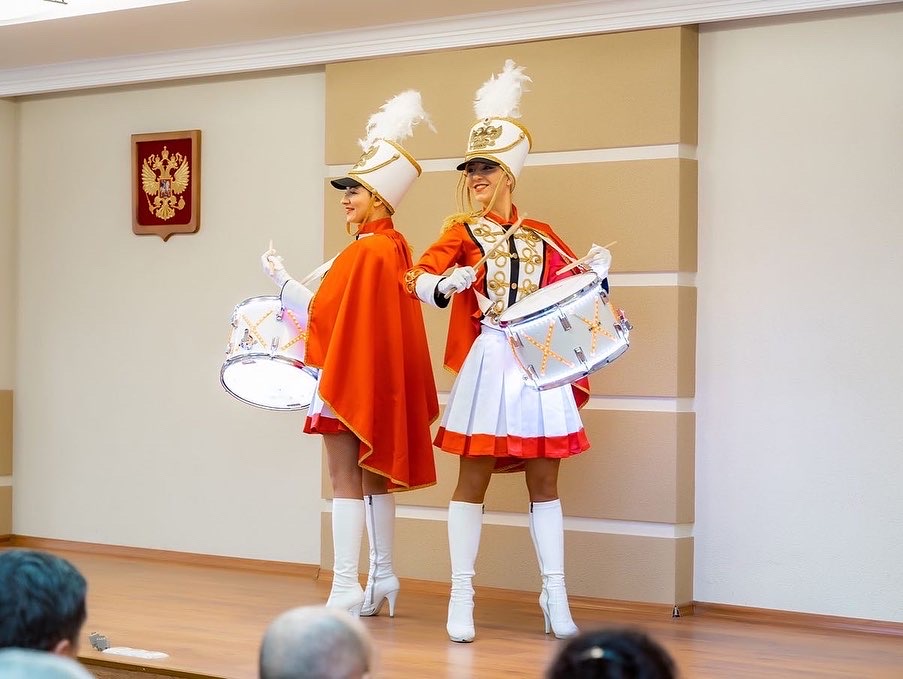 Гусары - барабанщицы