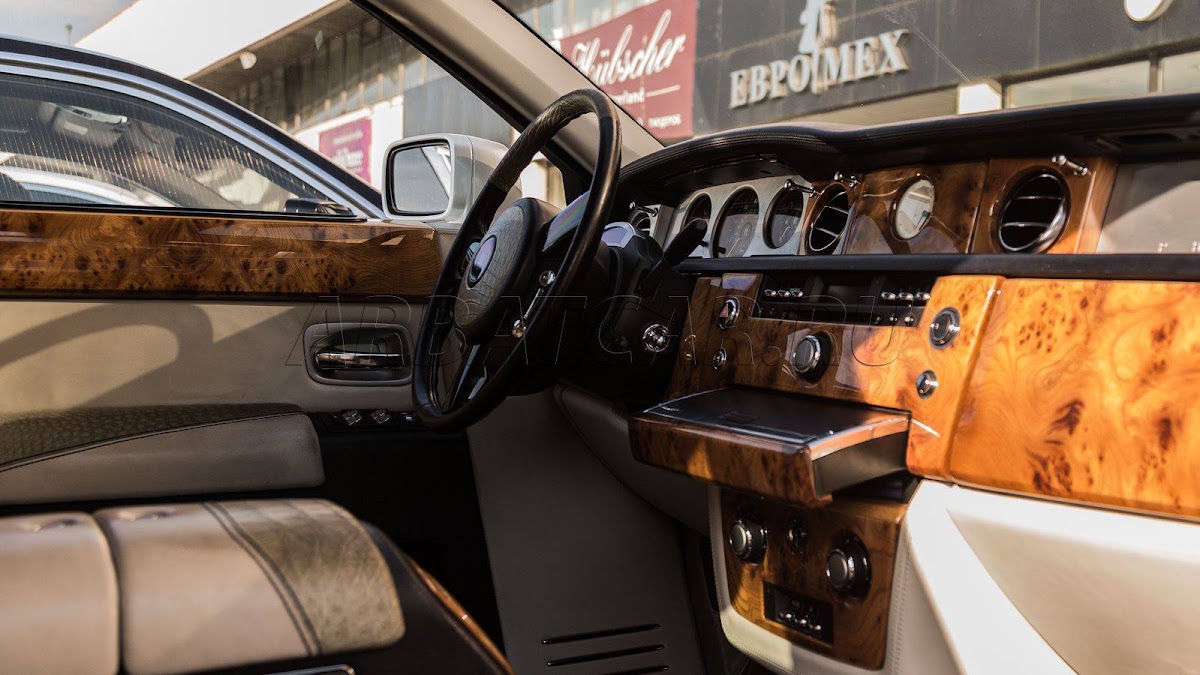Rolls-Royce Phantom белый