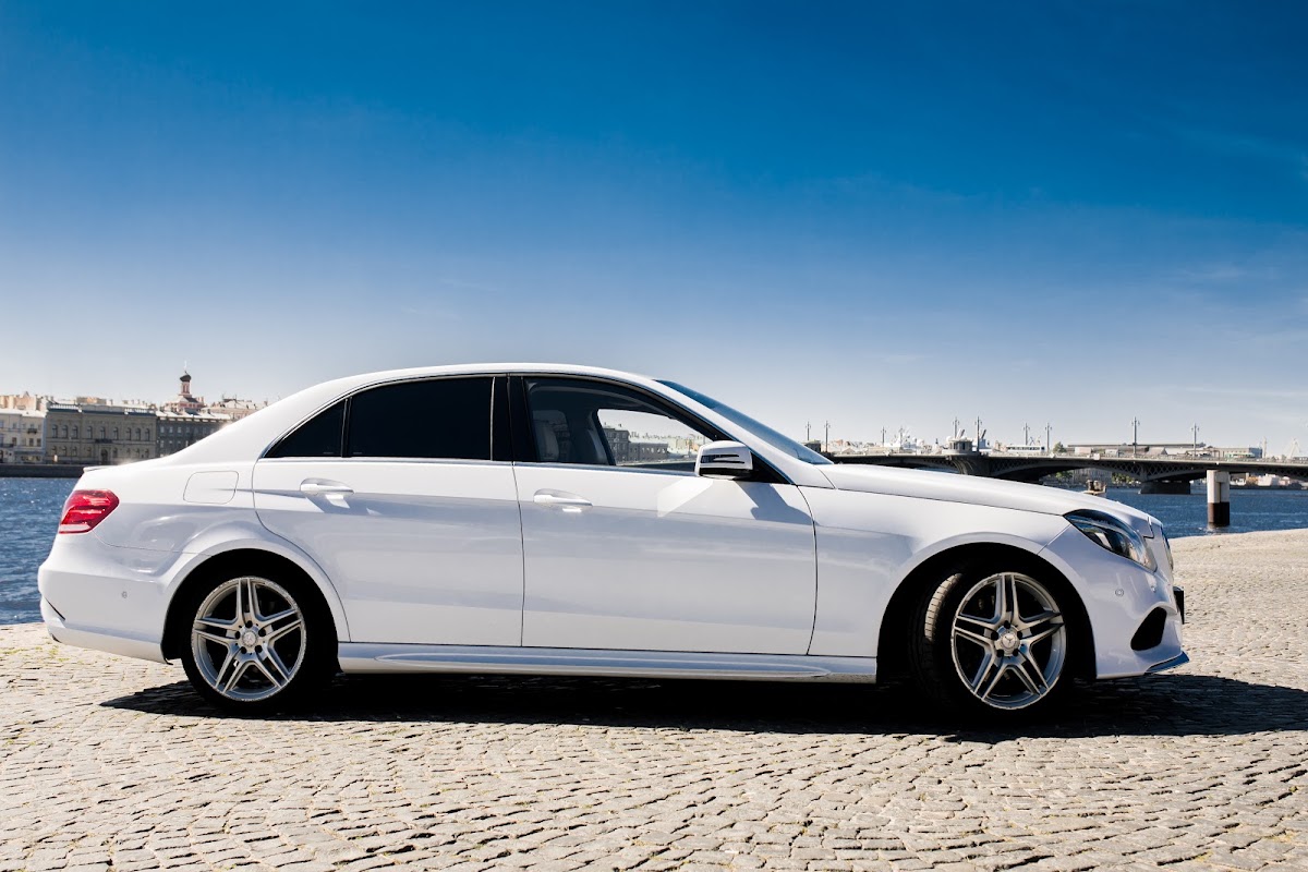 Мерседес Е класса AMG белый салон