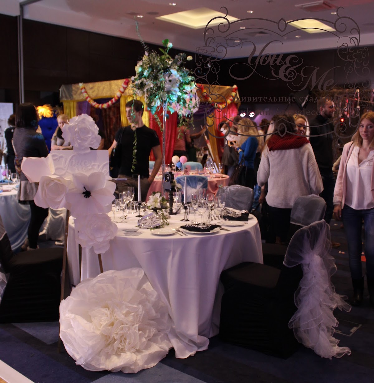 Оформление стола на тему "Алиса в стране Чудес" для выставки Wedding Bridge