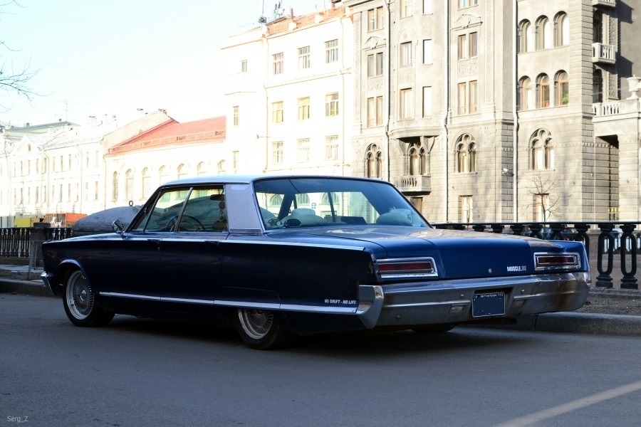 Chrysler Newport (dark blue)