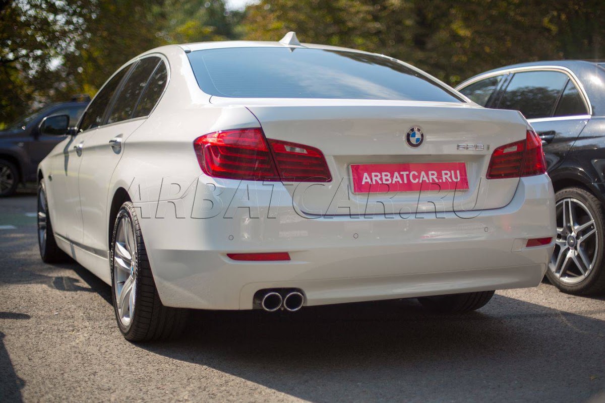 BMW 530 (F10) белый на светлом салоне