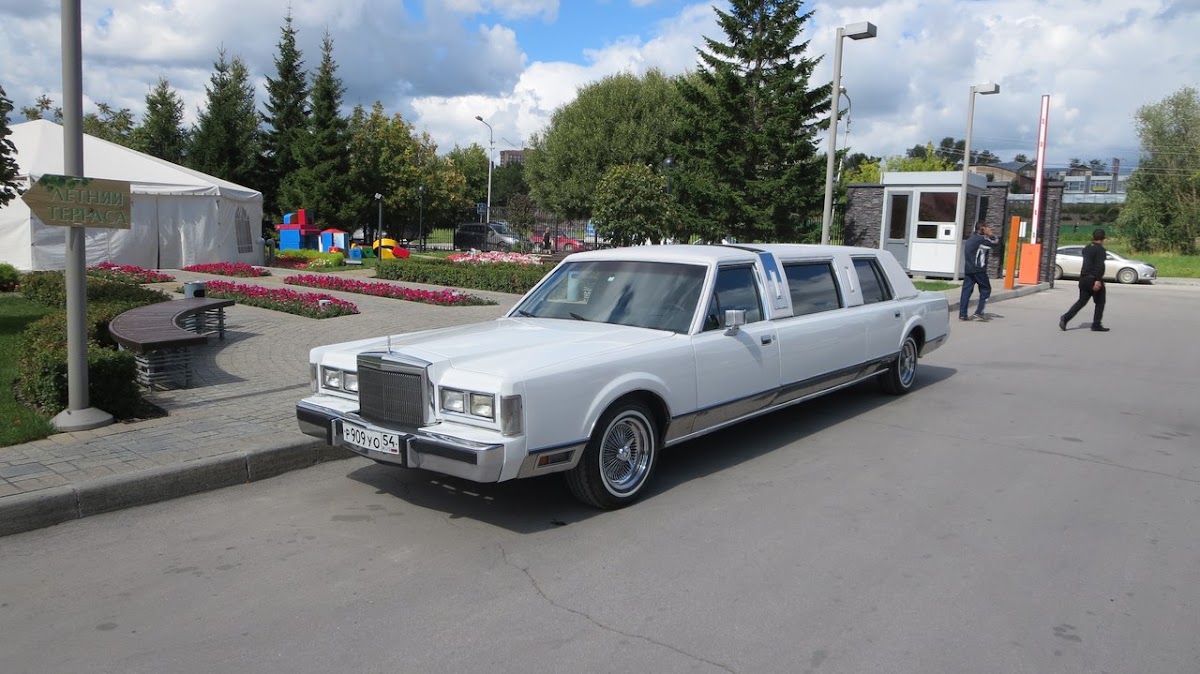 Lincoln Town Car — кадр 2 из 10