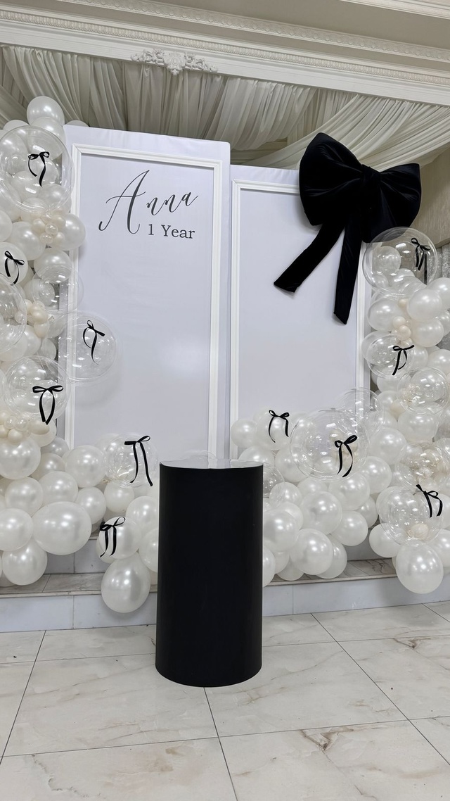 Фотозона с шарами на первый годик, первый зубик